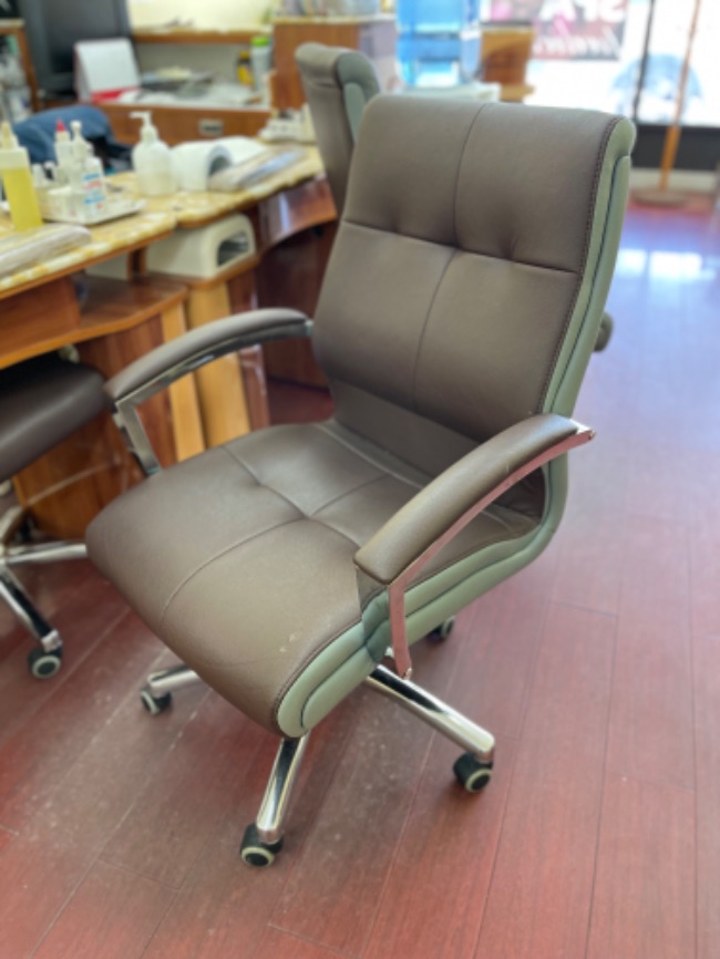 出售pedicure chair, manicure table.. More class=